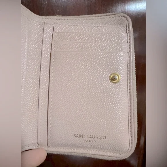 Yves Saint Laurent Preloved Pale pink Quilted bifold Leather Wallet - Picture 5 of 15